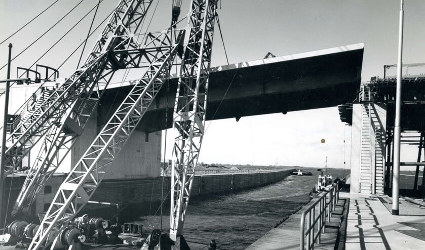 <p>De Hartelbrug in aanbouw, 3 oktober 1967. </p>