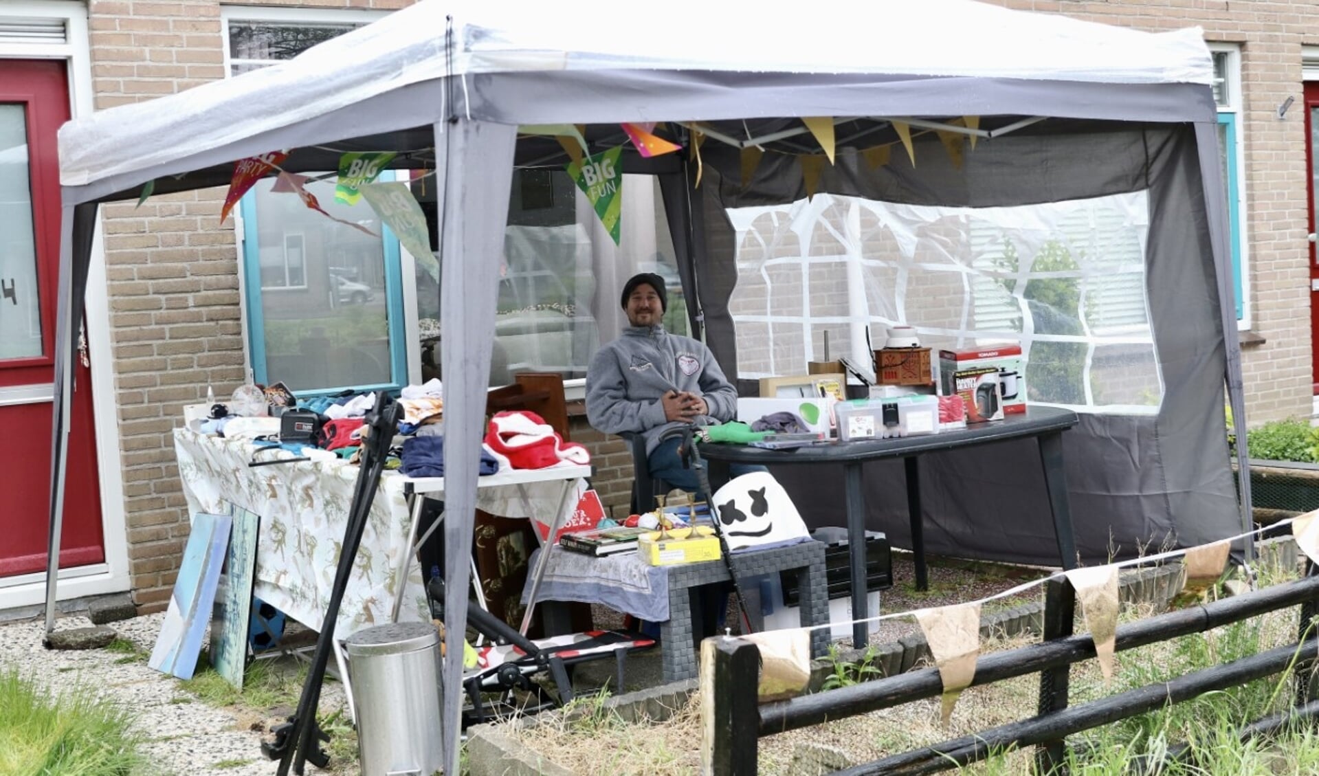 Er was wel wat improvisatie nodig om droog te kunnen zitten (Foto: Wil van Balen) 