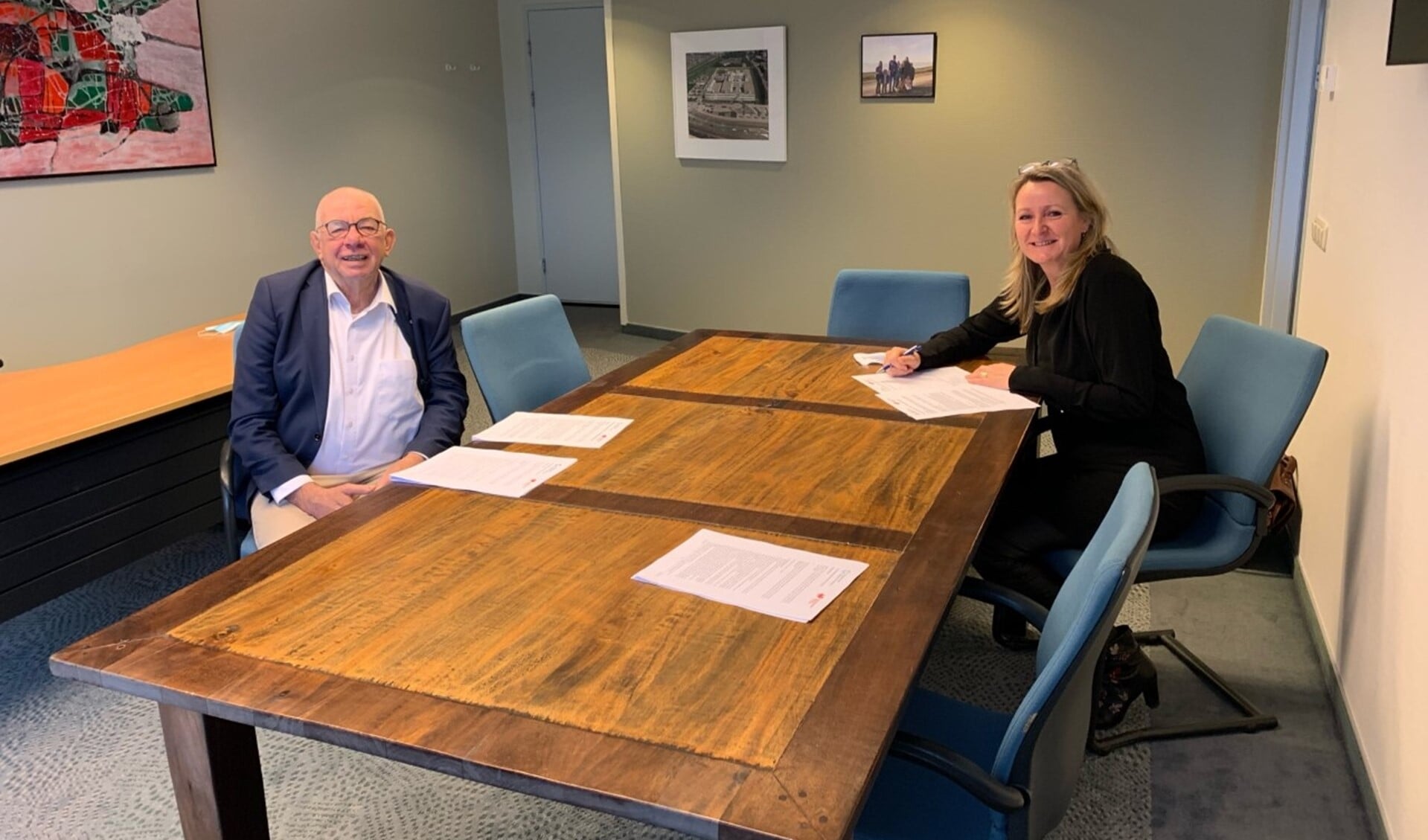 Paul van der Velden en Heidi van den Brink tekenden de bouwovereenkomst op 29 december 2020 