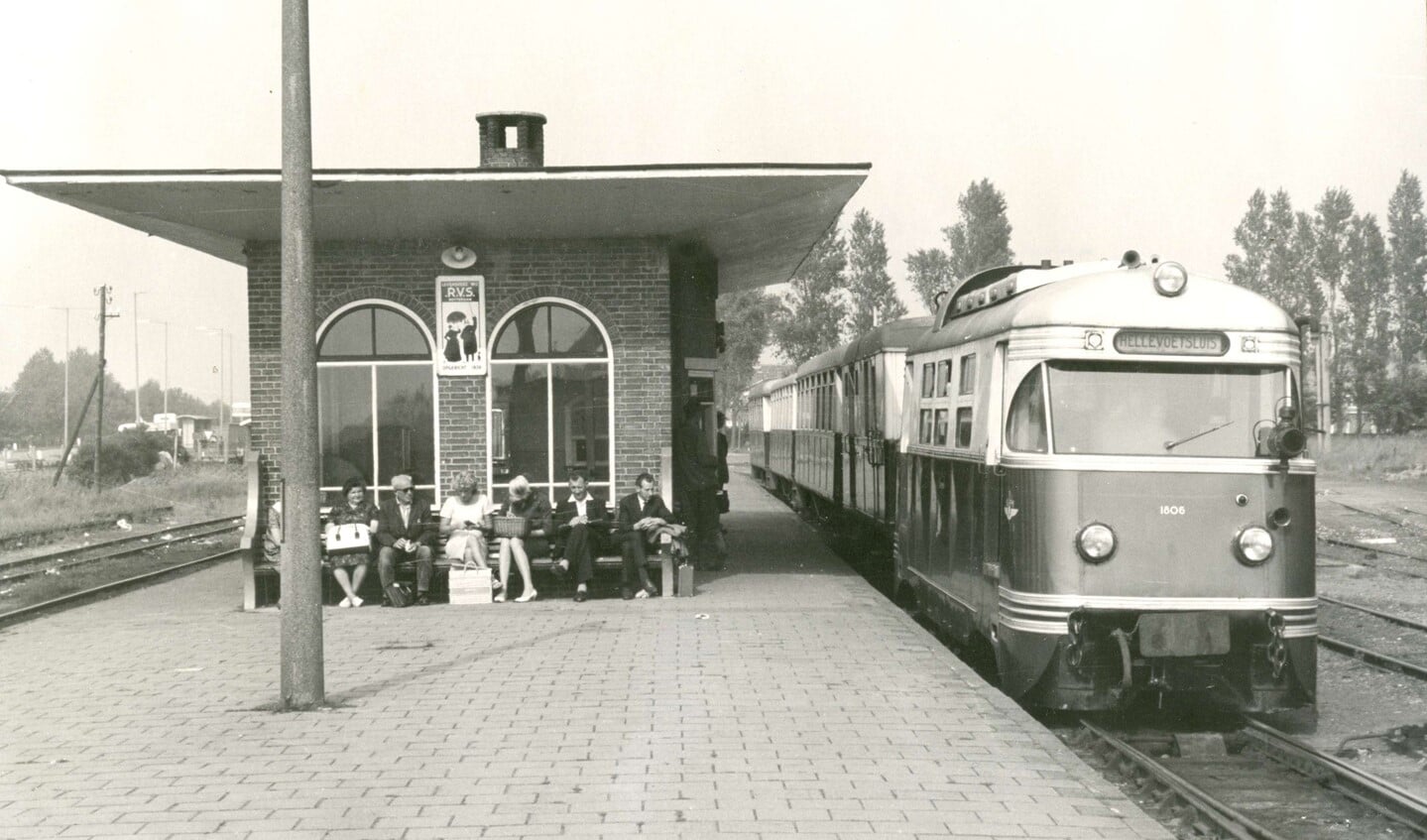 De RTM tram M1806 Bergeend richting Hellevoetsluis, Zomer 1963