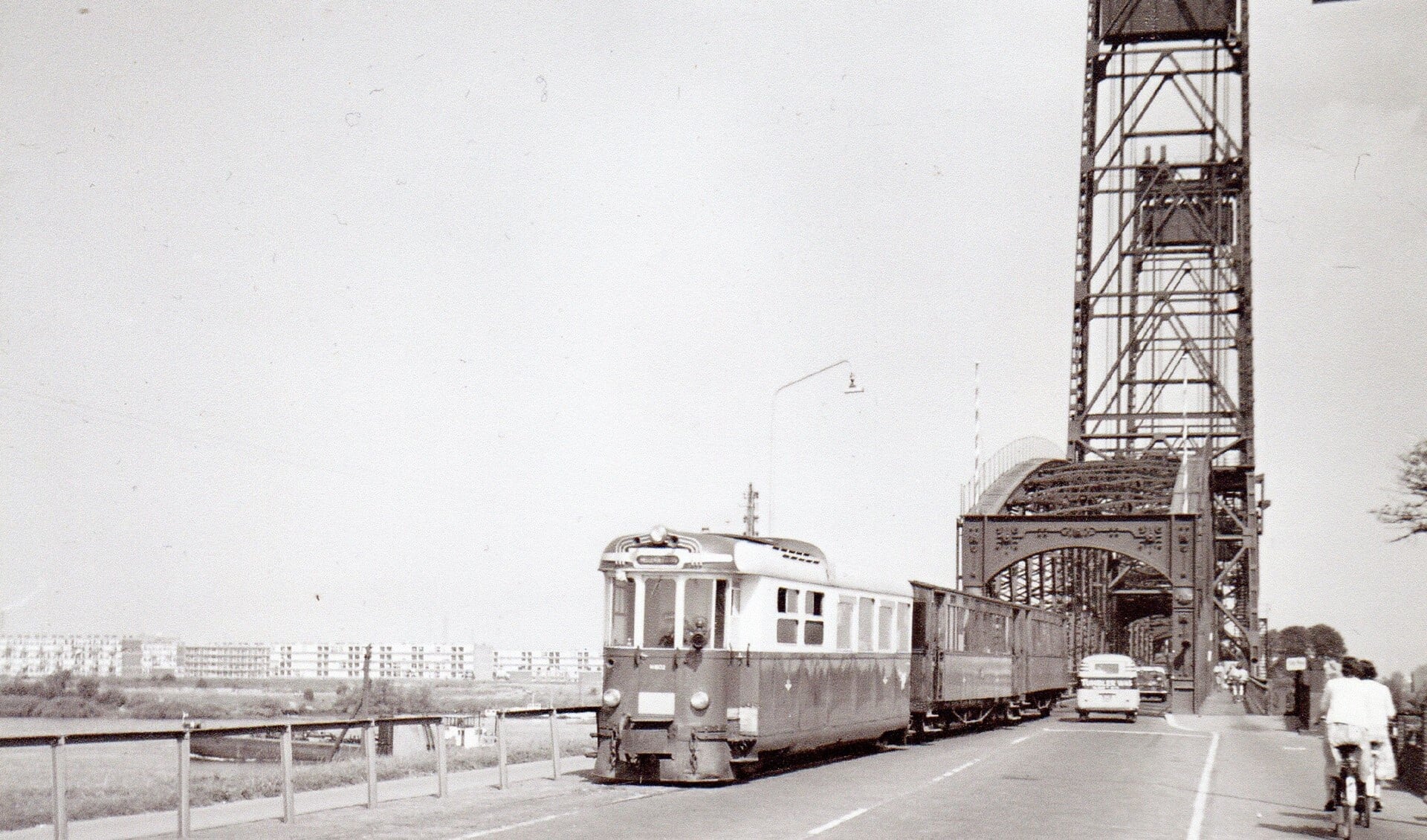 De RTM tram over de Spijkenisserbrug, 1963