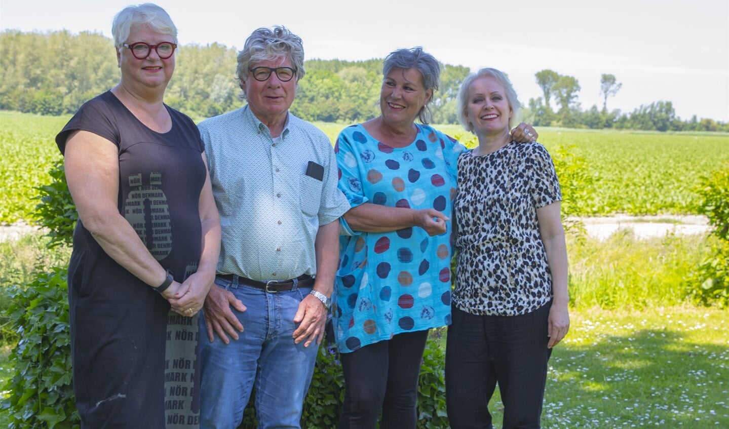 Ada Andreae (l) met haar mede-organisatoren Hand Gardenier, Wilma Vos en Wies Poortvliet. (Foto: Wil van Balen) 