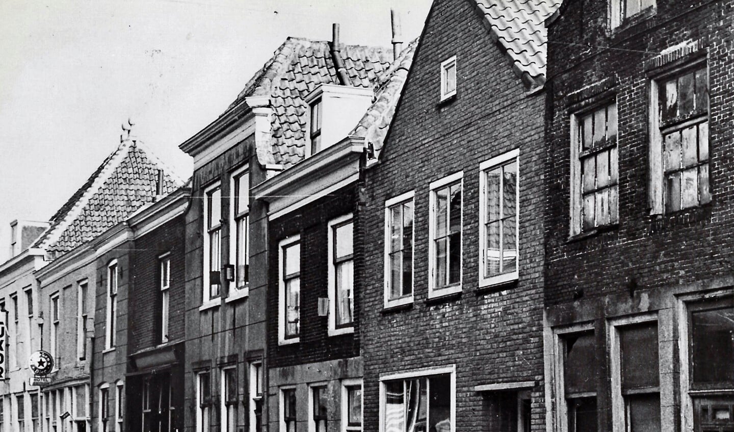 Nobelstraat 71 -75 voordat de panden werden verbouwd tot winkel