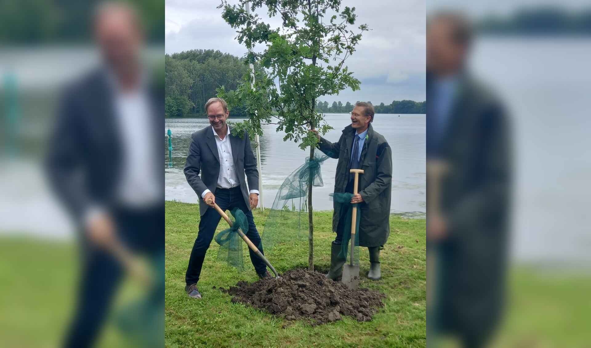 De duurzame samenwerking is bekrachtigd door het gezamenlijk planten van een boom 