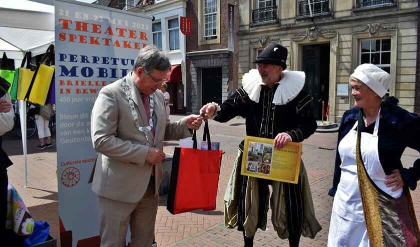 <p>Willem van Oranje overhandigt Burgemeester Rensen, onder toeziend oog van visvrouw Kaat, de Geuzentas</p>