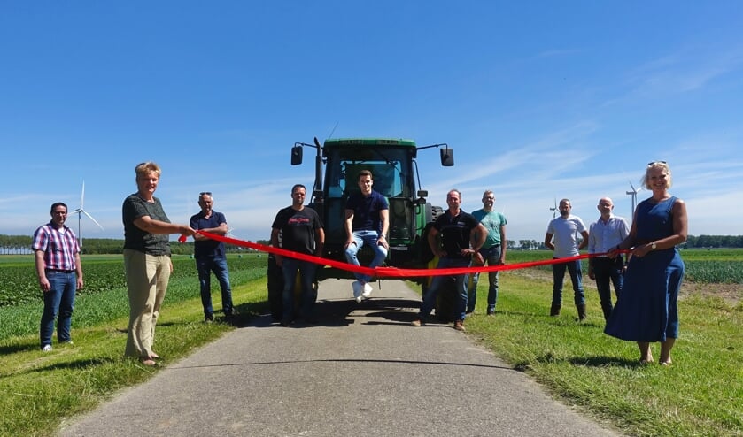 <p>De lancering van de nieuwe website in de Van Pallandtpolder. Op de voorgrond, v.l.n.r. Wethouder Tea Both en projectleider Carolien Kranse. In het midden voor de tractor de initiatiefnemers, v.l.n.r. Remco Wesdorp, Martijn Groenendijk en Huibert Groeneveld. Op de achtergrond van de foto leden van de klankbordgroep. </p>