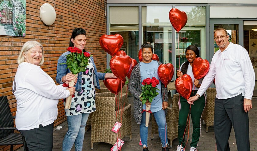 <p>Ballonnen voor het personeel van de Zes Rozen.</p>