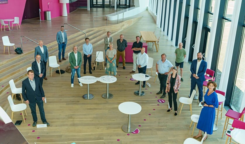 <p>Veel bestuurders zaten keurig in een kringetje. </p>