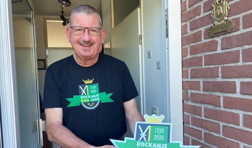 <p>Roel Geus, met het unieke ´800 jaar Rockanje bord´ wat hij gewonnen heeft met de fietspuzzeltocht </p>