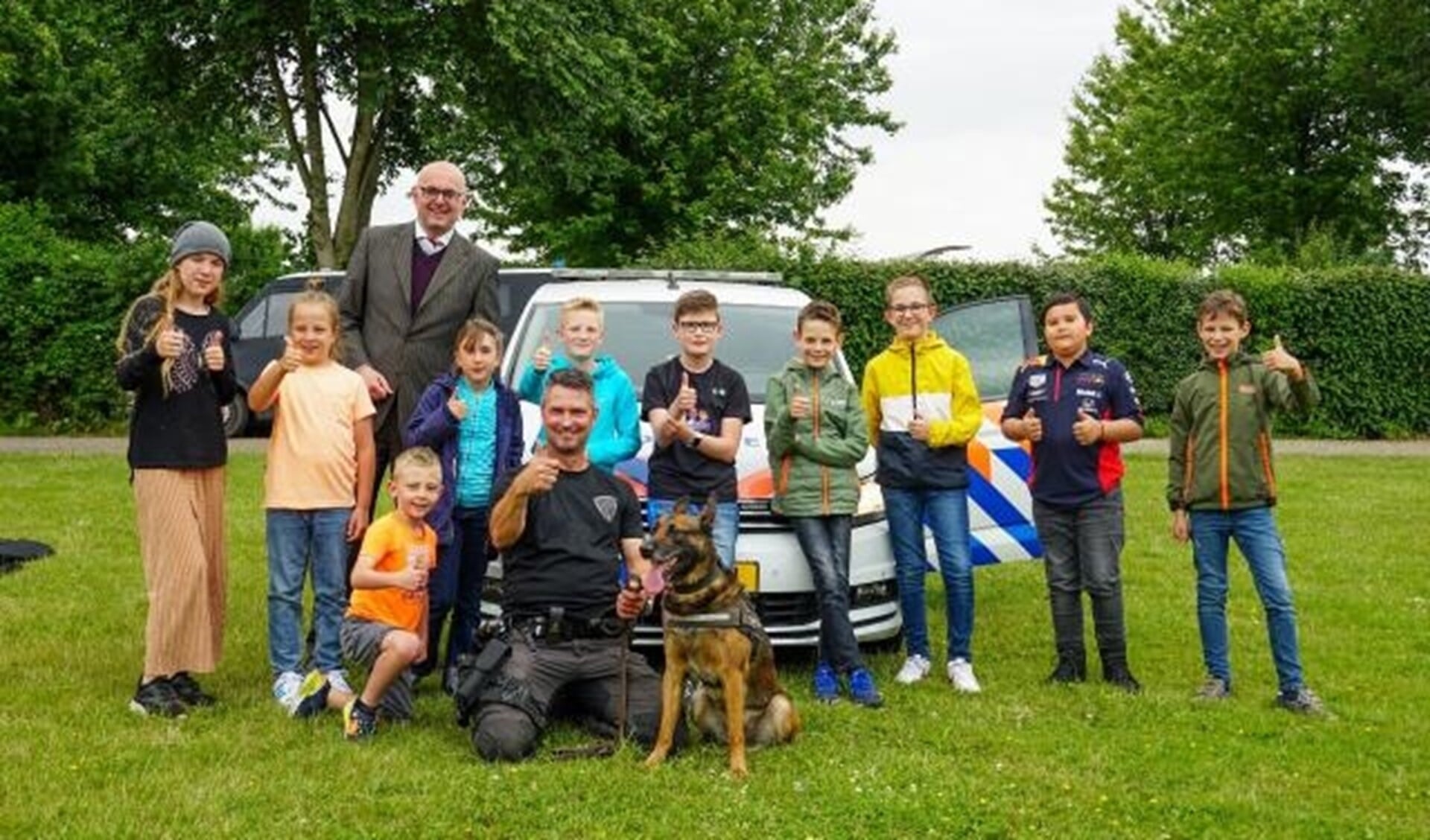 De winnende Cyber Agents met politiehond Bumper en zijn baasje en de burgemeester van Krimpen aan den IJssel 