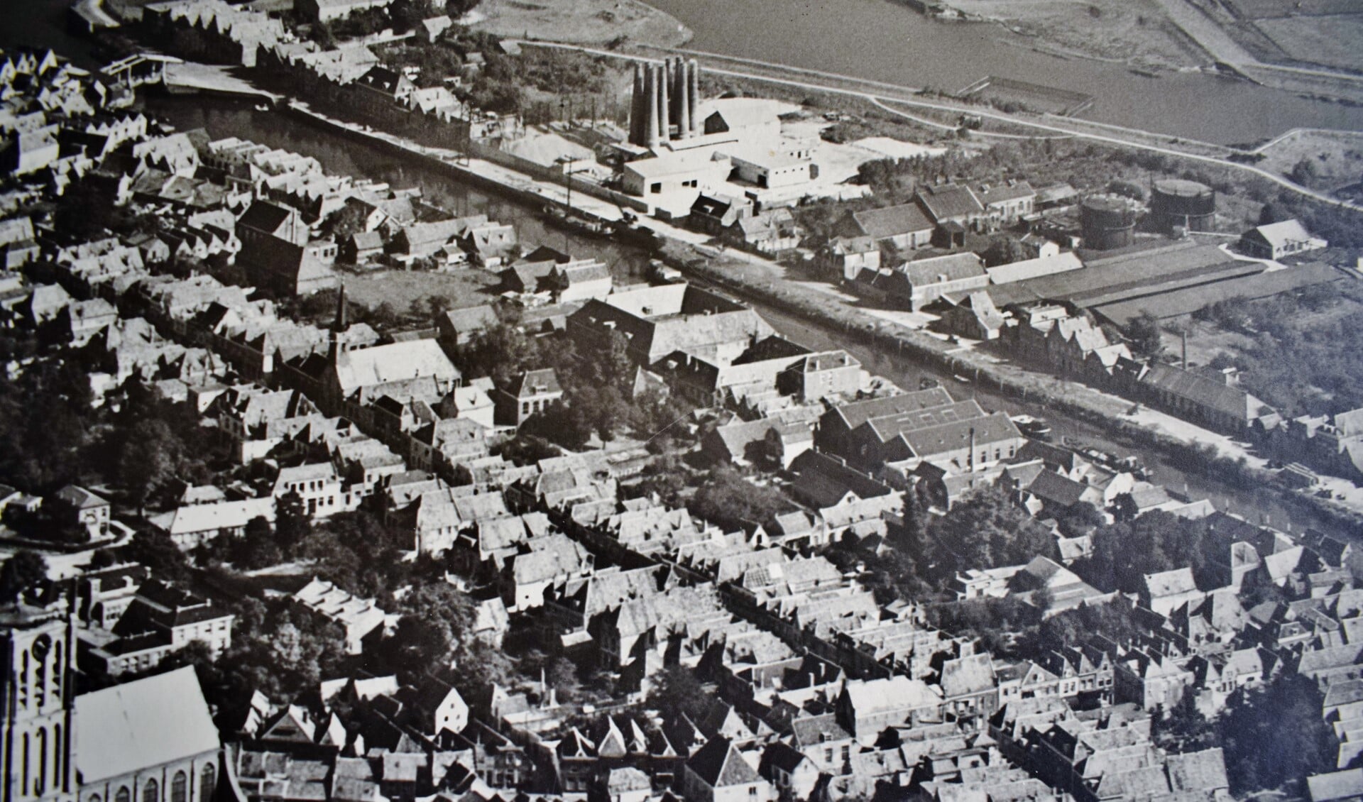 luchtfoto Den Briel 1951 met midden boven een bijzonder, wit gebouw