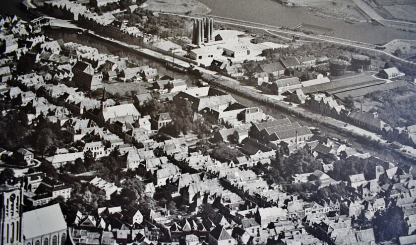 <p>luchtfoto Den Briel 1951 met midden boven een bijzonder, wit gebouw</p>