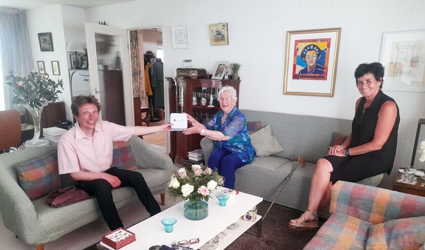 <p>Wethouder Borgonjen overhandigde het bewaarblik aan mevrouw Heijermans uit Oostvoorne in aanwezigheid van vrijwilliger Ruud Venner </p>