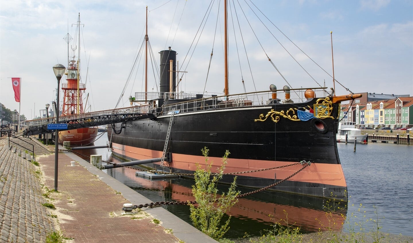 De Buffel was ooit bedoeld voor de verdediging van de Nederlandse kustwateren. Nu siert het schip de Koningskade. 