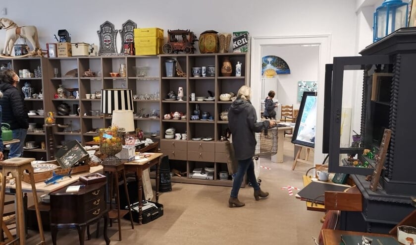 <p>Iedere zaterdag valt er aan de Strypsedijk voor de liefhebber veel te snuffelen in de kringloopwinkel van Tintestein.</p>