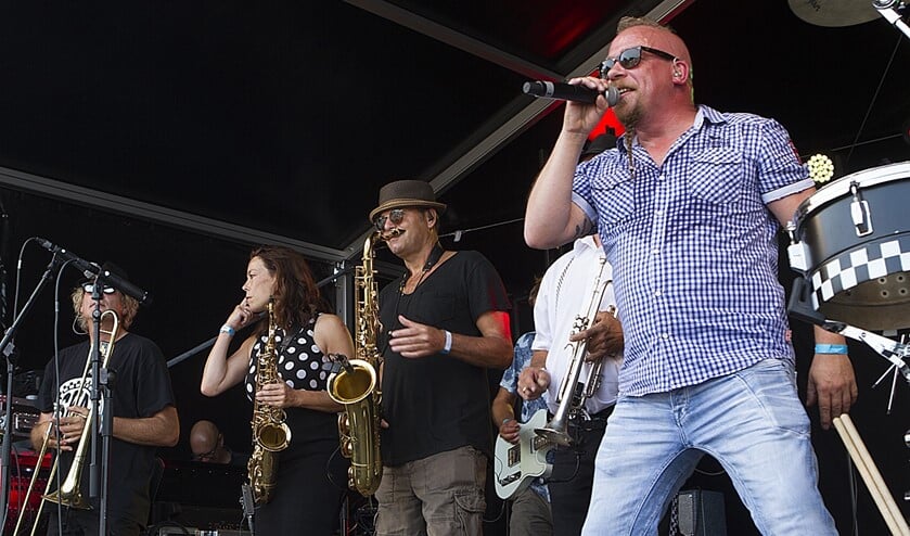 <p>De Hellevoetse band Peen in 2018 op VestingPop</p>