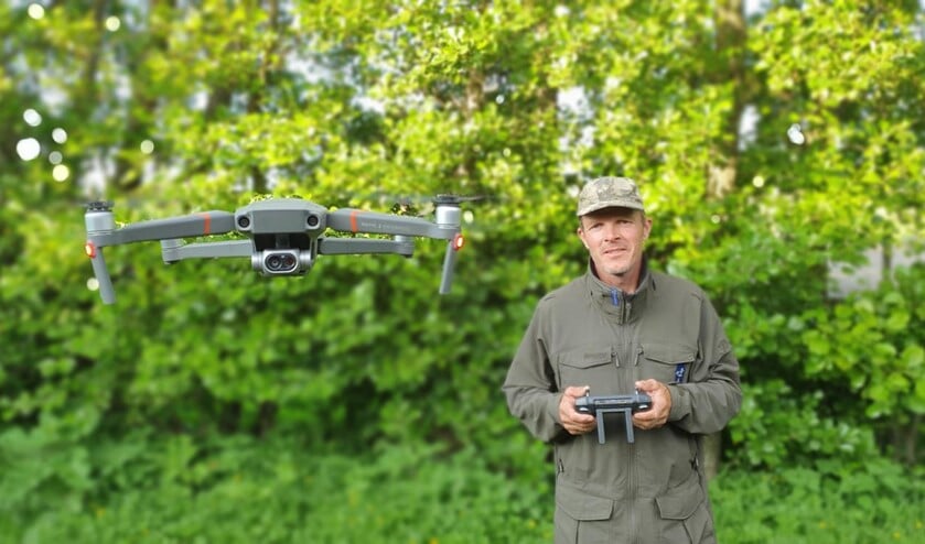 <p>Jan de Roon met zijn drone</p>