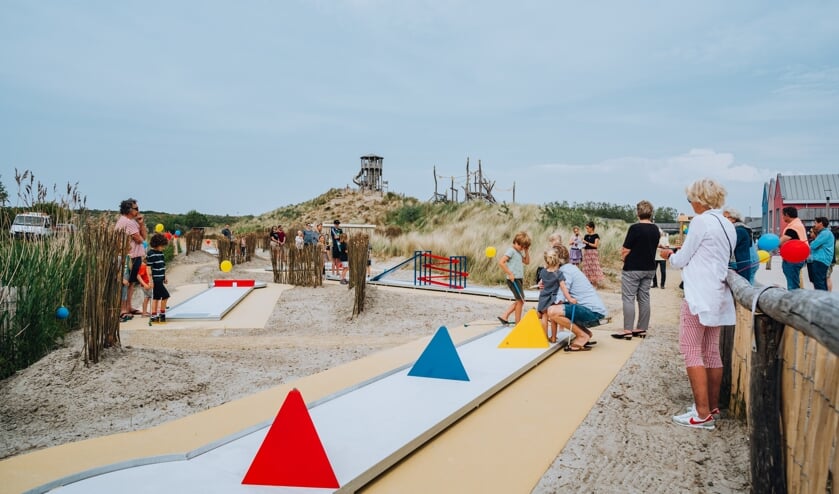 <p>Jong en oud kunnen zich vermaken op de nieuwe minigolfbaan bij Ouddorp Duin. (foto Merel Tuk)</p>