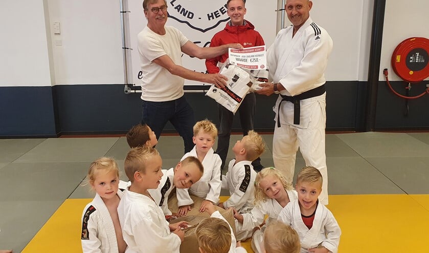 <p>De pluim is gebruikt voor nieuwe judopakjes.</p>