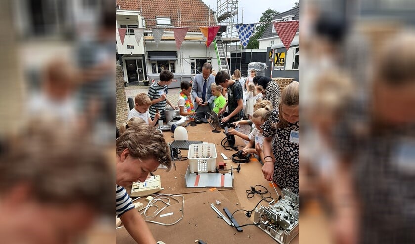 <p>Burgemeester Bram van Hemmen kwam ook even kijken op de Vakantie Bijbel Week in Klaaswaal. </p>