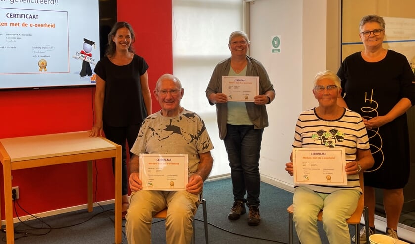 <p>Enkele cursisten en hun docenten bij de uitreiking van de certificaten van de cursus DigiSterker </p>