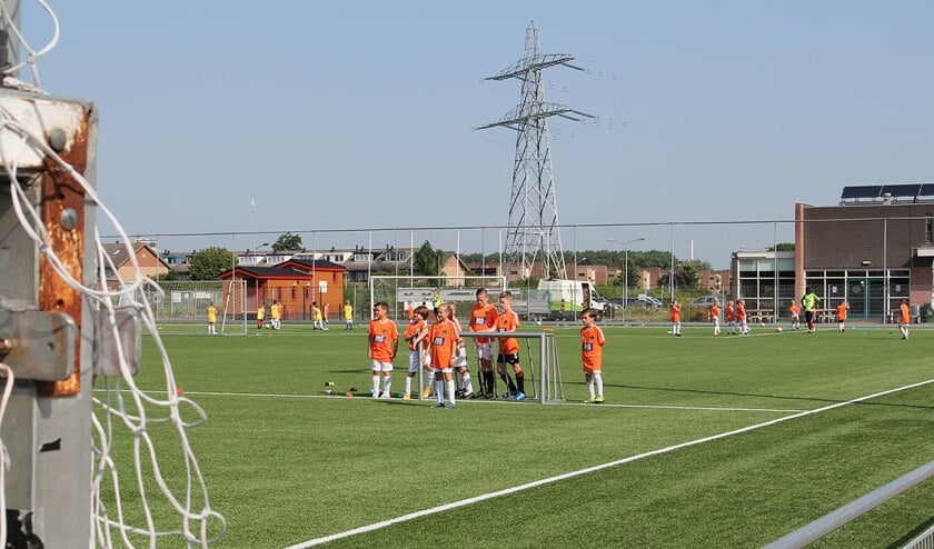 <p>Op de kunstgrasvelden van v.v. Spijkenisse wordt hard getraind.</p>