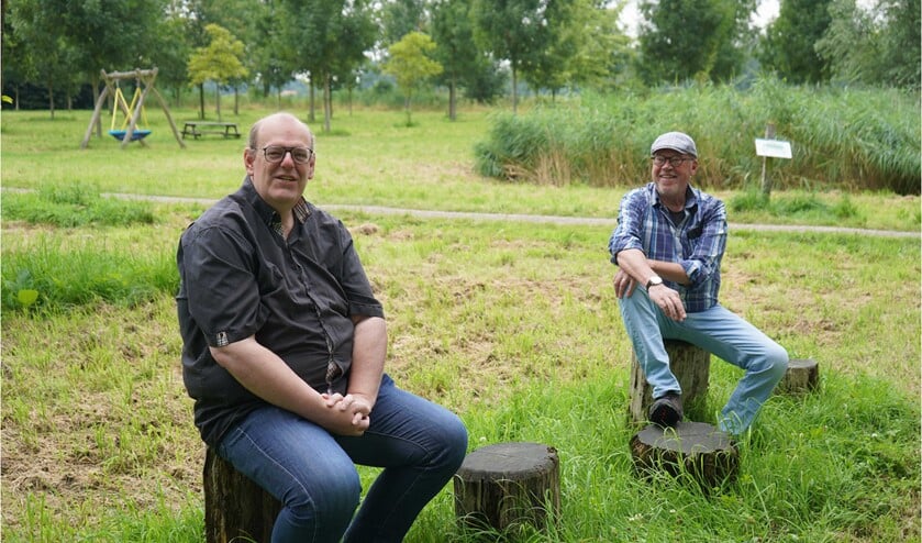 <p>De nieuwe voorzitter van het Vrijheidsbos Ben van Stijn (links) en scheidend voorzitter Rein Groen (rechts)</p>