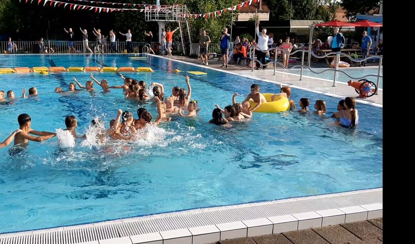 Lol in het zwembad. (foto Stichting ´door´ Klaaswaal & Dominic Schepen)