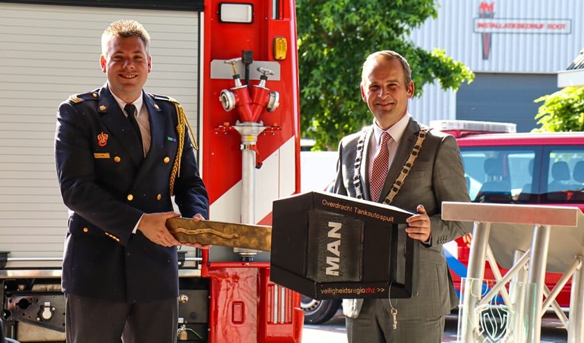 <p>De 'sleuteloverdracht' waarmee brandweerpost Zuid-Beijerland een prachtige nieuwe tankspuitauto rijker is. (foto: Kim Zwijgers)</p>