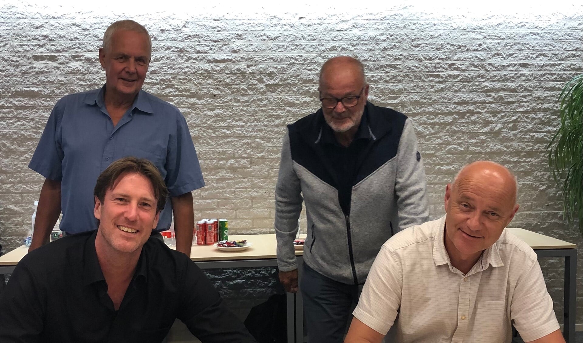 Prokind en VCPO bestuurders Menno van Riel en Maarten Groeneveld tekenen intentieverklaring met op de achtergrond toezichthouders Joost Mayer en Ton Scheffers.