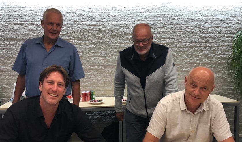 <p>Prokind en VCPO bestuurders Menno van Riel en Maarten Groeneveld tekenen intentieverklaring met op de achtergrond toezichthouders Joost Mayer en Ton Scheffers.</p>