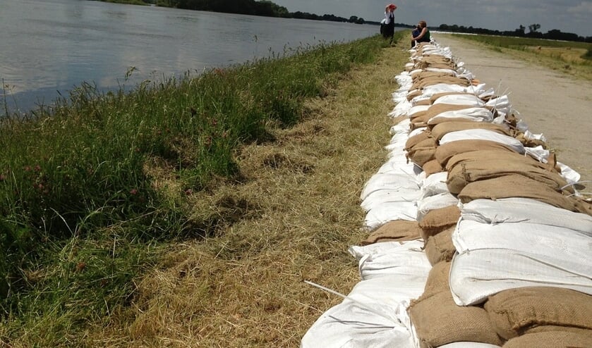 <p><br></p><p><strong><em>Medewerkers en 40.000 zandzakken naar Limburg</em></strong></p>