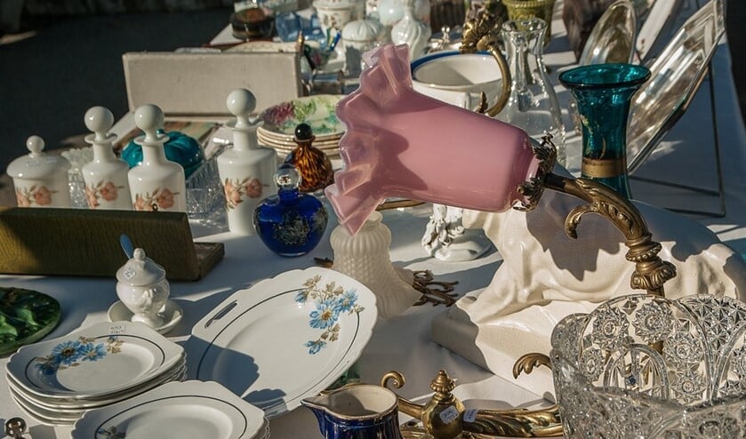 <p>Er is altijd wel iets te vinden op de rommelmarkt in Strijen. (foto: stock)</p>