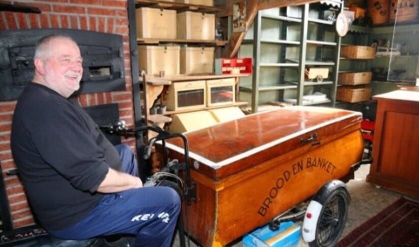 <p>De altijd goedlachse bakker Jan de Koning op een nostalgische bakfiets in zijn Bakkersschuur in Maasdam. (archieffoto: Conno Bochoven)</p>