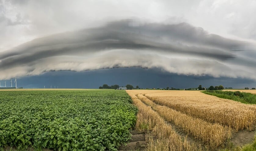 <p>Deze foto is gemaakt in Zuid-Beijerland door Ferry Krauweel. Het betreft een panorama foto (helaas niet volledig af te drukken) van de bui die maar liefst 15 km breed was. </p>