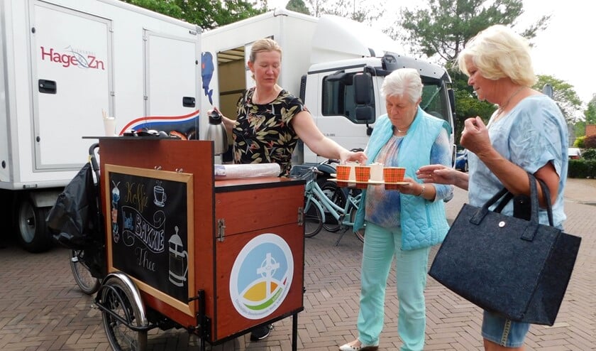 <p>De Christelijke Gereformeerde Kerk staat op de markt in 's-Gravendeel voor een kop koffie en een praatje. (Foto: Arie Pieters)</p>