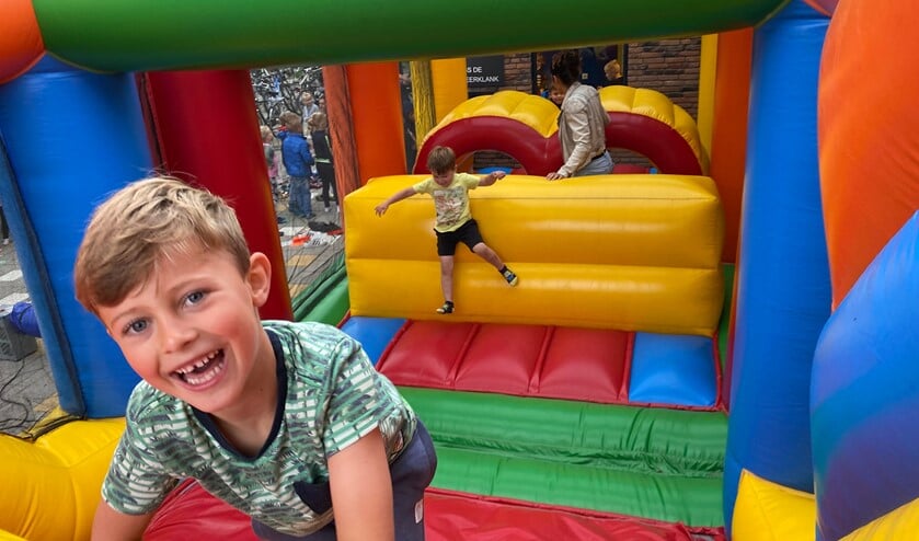 Kinderen genieten van de stormbaan
