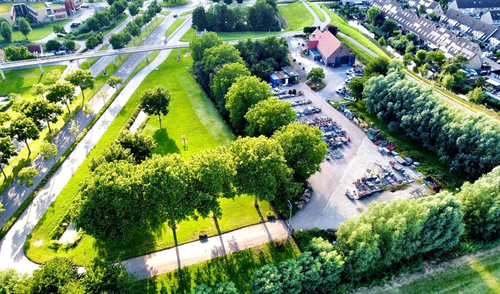 Nissewaard Lokaal heeft vragen gesteld over de consequenties van het bouwplan voor de aanwezige bomen op de locatie. 