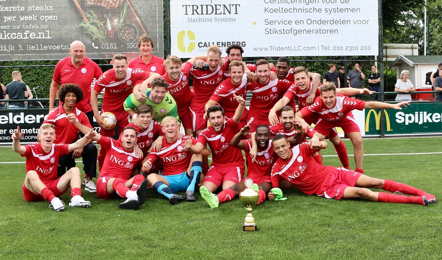 Hellevoetsluis viert feest na het winnen van de Gouden Eeuw Trofee. ''Ik heb leuke dingen van Hellevoetsluis gezien. Conditioneel zit het wel goed bij ons,'' aldus voorzitter Edwin Boogaard.'' Foto Theo van Kralingen.