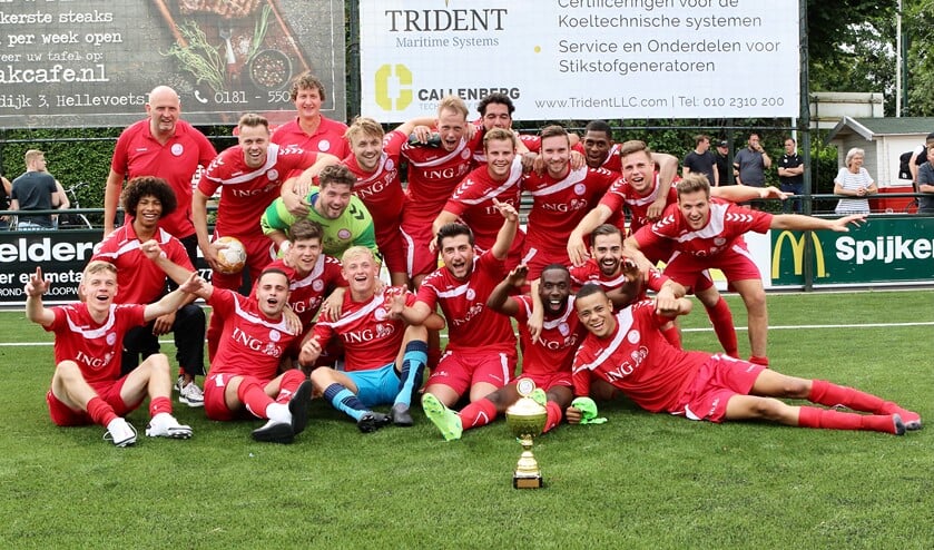 <p>Hellevoetsluis viert feest na het winnen van de Gouden Eeuw Trofee. ''Ik heb leuke dingen van Hellevoetsluis gezien. Conditioneel zit het wel goed bij ons,'' aldus voorzitter Edwin Boogaard.'' Foto Theo van Kralingen.</p>