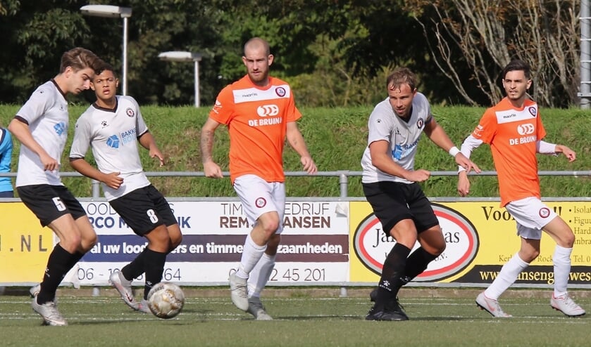 <p>De voorbereiding op het seizoen 2021/'22 is in volle gang. De laatste derby tussen Nieuwenhoorn en Brielle eindigde voor de coronastop op 26 september 2020 eindigde in een 2-1 overwinning voor Nieuwenhoorn.</p>