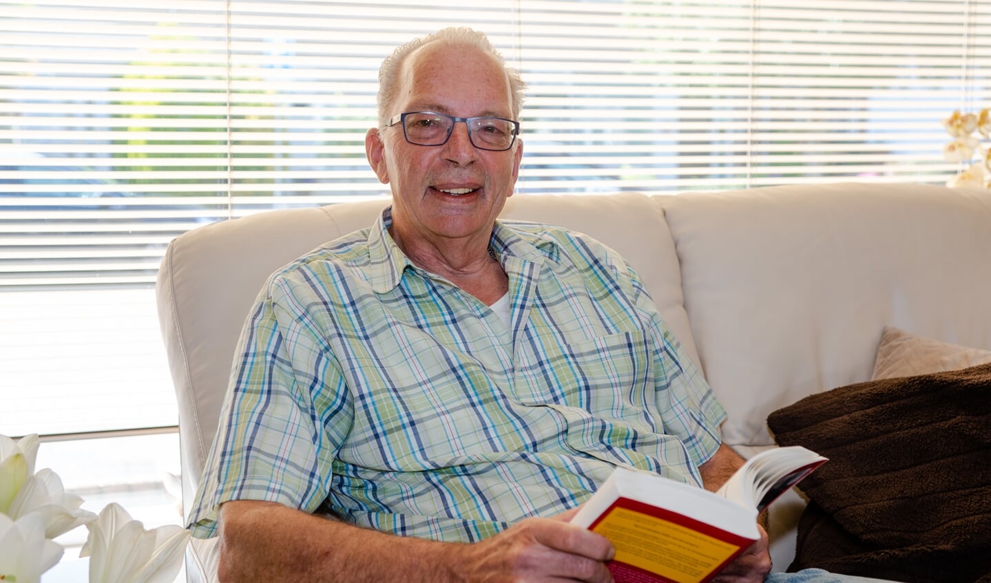 Gerard Sangers met zijn boek ' Met dank, door MijnOverheid, bij de voedselbank'.