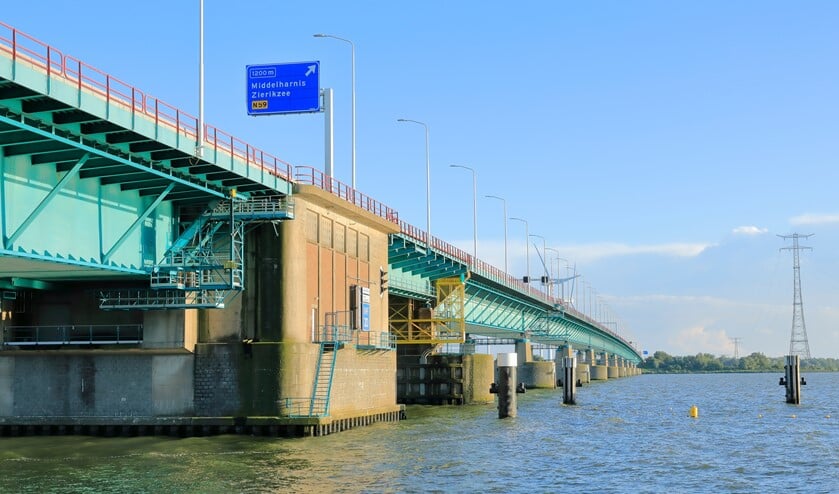 De Haringvlietbrug wordt in fases gerenoveerd.