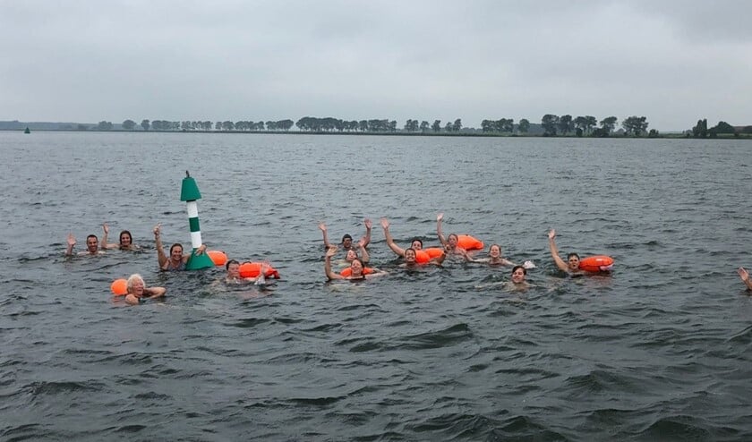 <p>De zwemmers vertrekken weer van Tiengemeten. (in de verte de Kaai). Foto: Hans van Brakel</p>