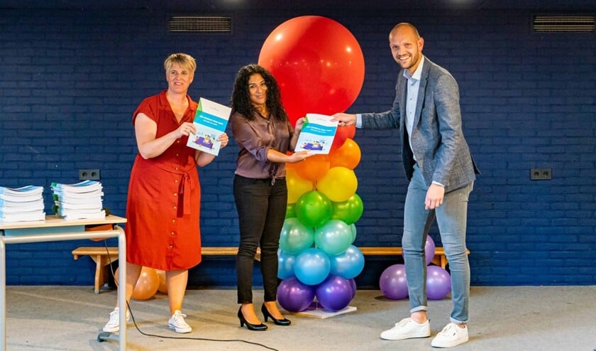 <p>Op 9 september heeft Wethouder Wouter Struijk de brochure Alle kinderen doen mee! uitgereikt (Foto: Foto-OK.nl)</p>
