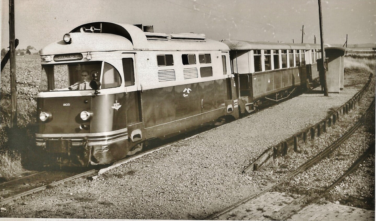locomotief ' de Meeuw' bij het station van Vierpolders
