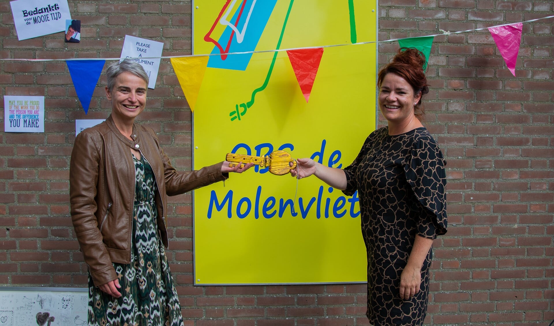 Met de sleuteloverdracht is Lous Paijens officieel de nieuwe directrice van obs de Molenvliet in Stad aan 't Haringvliet.  Foto: Sam Fish