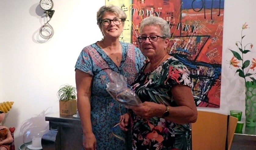 <p>Ria Rook (rechts) neemt na meer dan veertig jaar afscheid van Graag Gedaan. (foto: Arie Pieters)</p>
