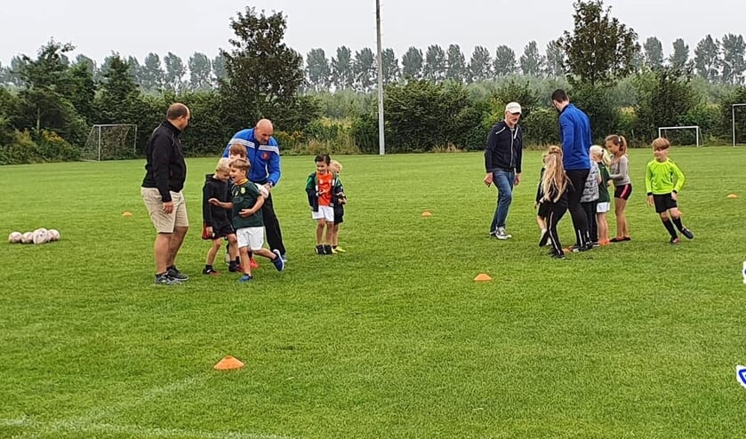 <p>Op speelse wijze wordt de guppen de regels van rugby bijgebracht.</p>