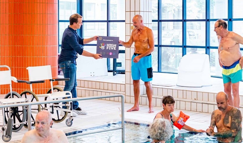 <p>De overhandiging vond plaats in het zwembad van de Zuidwester (Foto: Foto-OK.nl)</p>